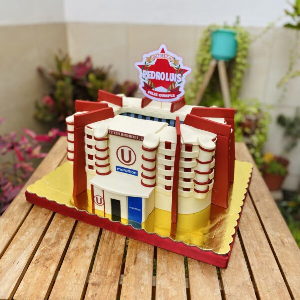 Torta en forma del Estadio Monumental de Lima, decorada con detalles que recrean su arquitectura, tribunas y campo de juego.
