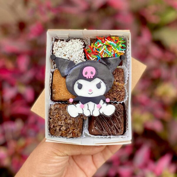 Mini six de 6 brownies de chocolate decorados con fondant de Kuromi, ideal para celebrar el Día del Niño con dulzura y estilo kawaii.