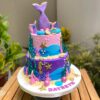 Torta temática de sirena, forrada en fondant con acabados marinos, decorada en la cima con cola de sirena o pulpo, según elección.