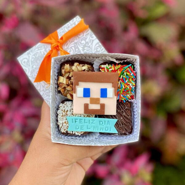 Mini four con 4 brownies de chocolate, decorados con fondant temático de Minecraft, ideales para celebrar el Día del Niño.