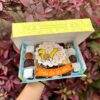 Mix Box con trufas, brownies y alfajores decorados con fondant de Homero Simpson y un banner que dice ‘Feliz Día del Niño’