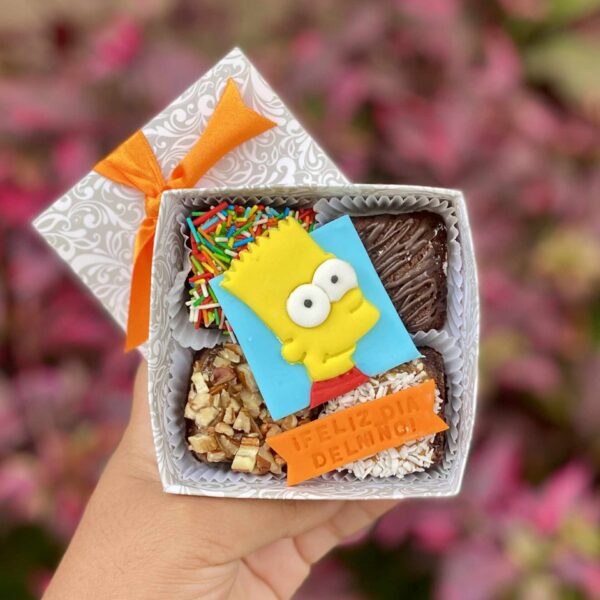 Mini four con 4 brownies de chocolate, decorados con fondant temático de Bart Simpson, ideal para celebrar el Día del Niño