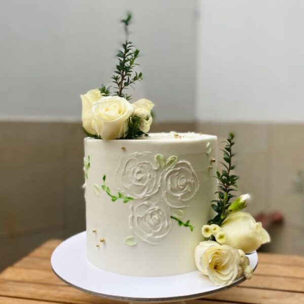 Un toque de elegancia en cada detalle… 🌿✨ Nuestra torta de bodas combina la pureza de las rosas blancas, el aroma fresco de las hierbas y delicadas rosas 2D en crema, para que tu día especial sea tan hermoso como su sabor.