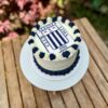 Torta circular bañada en buttercream azul y blanco, decorada con los colores de Alianza Lima y con el logo del equipo en papel de arroz en el centro.