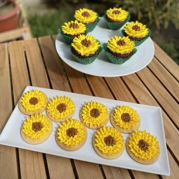 Pack de 6 cupcakes, pack de 6 galletas y pack de 6 alfajores decorados con buttercream amarillo en forma de girasol, con centro de manjar blanco.