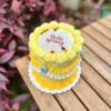 Un burncake decorado en tonos amarillos, con detalles florales que celebran la llegada de la primavera. Al encenderlo, revela un mensaje oculto lleno de color y alegría.