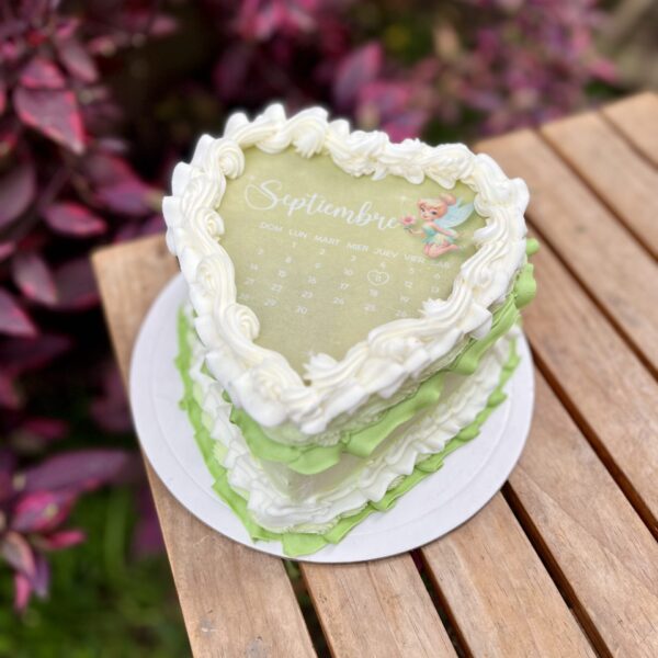 burncake en forma de corazón, bañado en buttercream blanco y verde.