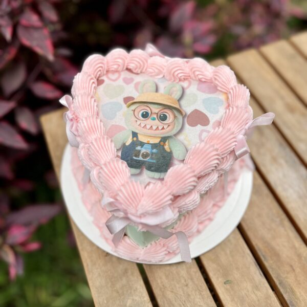 burncake de labubu en forma de corazón, con lazos de tela y buttercream.
