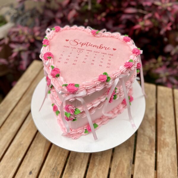 burncake decorado con rositas en buttercream, lazos de tela y buttercream.