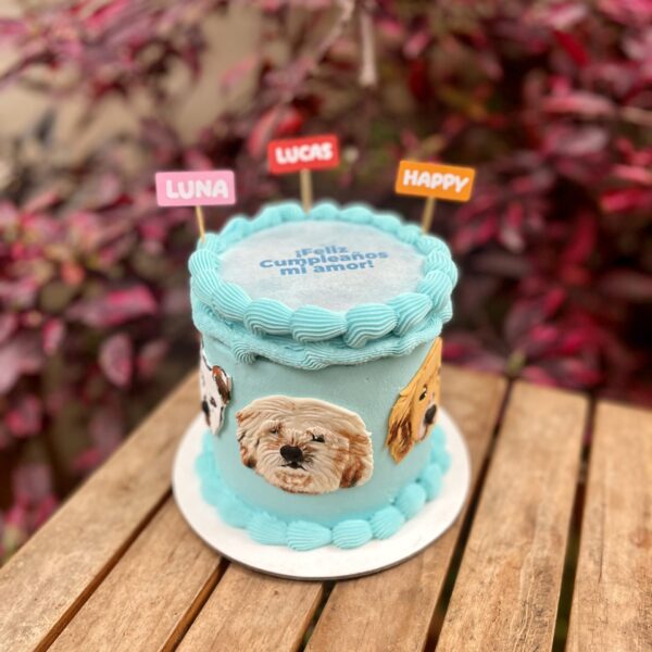 Burncake con retrato de perritos, toppers de cartulina y buttercream.