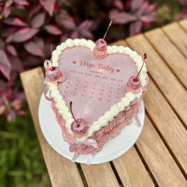Burncake coquette glitter con lazos de tela, cerezas bañadas en glitter y buttercream.
