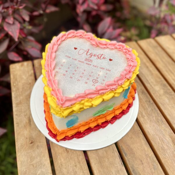 Burncake bañado en buttercream de varios colores.