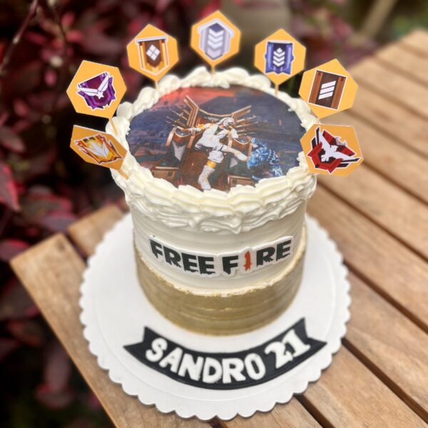 Burncake de free fire, bañada en buttercream con toppers y logo del juego en papel de arroz.