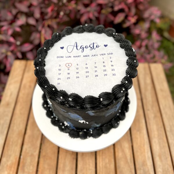 burncake galáctico bañado en buttercream negro y azul, decorado con perlitas.