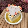 : burncake clásico con buttercream blanco, decorado con fresas, arándanos, galletas ritz y hojitas de romero.