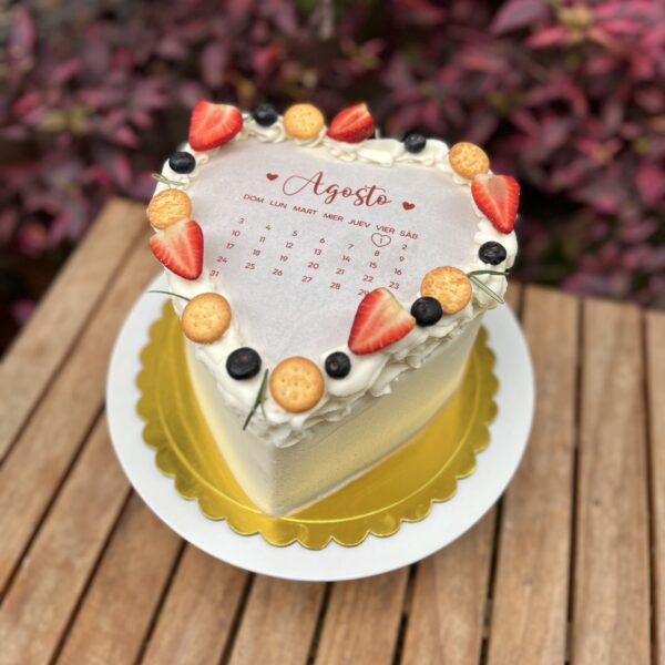 : burncake clásico con buttercream blanco, decorado con fresas, arándanos, galletas ritz y hojitas de romero.