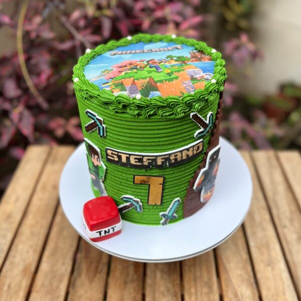 Burncake de minecraft decorado con pared de ladrillos en 2d de fondant, tnt en 3d de azúcar, nombre y edad en papel de arroz, perlitas y buttercream.