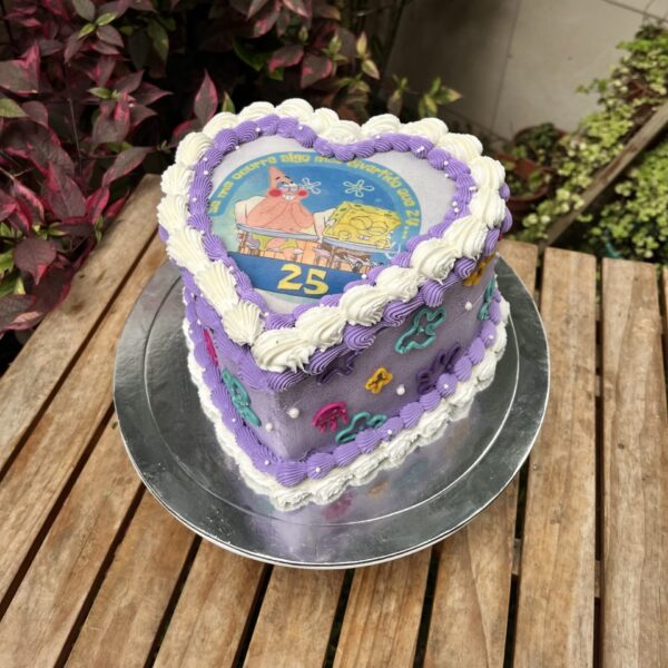 Burncake temática Bob Esponja, bañado en buttercream lila con detalles blancos, perlas comestibles y flores en buttercream inspiradas en Fondo de Bikini.