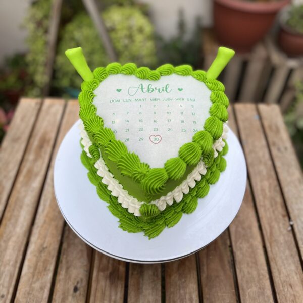 Burncake temática Shrek, bañada en buttercream verde con detalles en blanco y orejitas 3D de fondant a los lados.