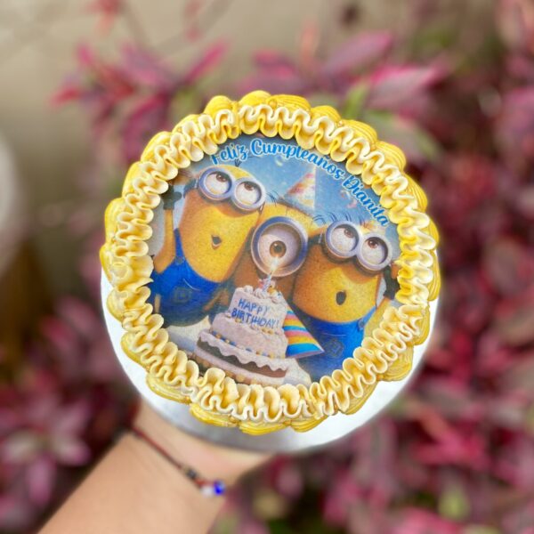 Burncake decorado en buttercream con los colores característicos de los Minions, con imagen sorpresa de los Minions en el centro.