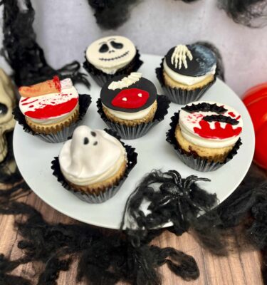 Pack de cupcakes decorados con fondant de Halloween: dedos sangrientos, fantasmas, colmillos de vampiro, murciélagos, manos de esqueleto y calaveras