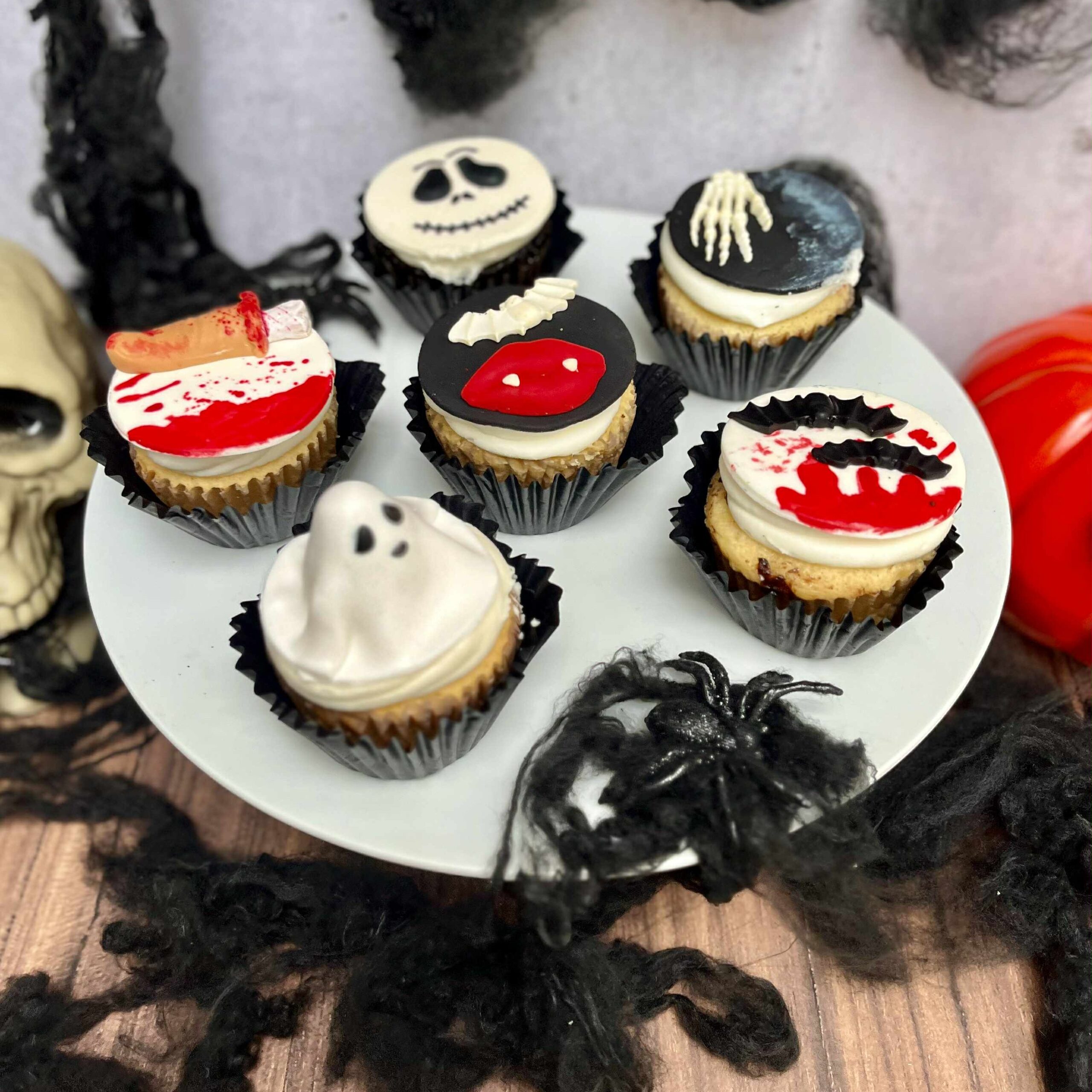 5a90f508-9edc-408a-a282-a53df8b777fa Pack de cupcakes decorados con fondant de Halloween: dedos sangrientos, fantasmas, colmillos de vampiro, murciélagos, manos de esqueleto y calaveras