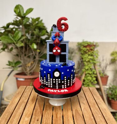 Torta de un piso forrada en fondant con figura 3D de Spiderman en azúcar y decoraciones 2D y 3D en fondant.