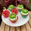 Pack de 6 cupcakes decorados en buttercream con toppers navideños de renos y la frase “Feliz Navidad”.