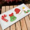 Pack de 6 galletas decoradas con glaseado navideño en diferentes diseños: campana, corona, guante, gorro, vela, bota, árbol, Santa Claus o muñeco de nieve.