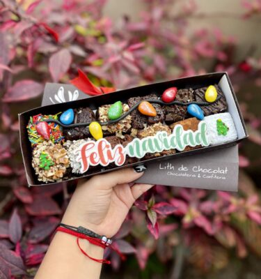 Caja Vintage con 12 brownies decorados con luces navideñas en fondant y la frase “Feliz Navidad”.