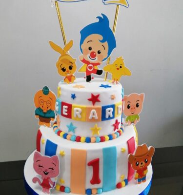 Torta de dos pisos de Plim Plim con acabado en fondant y topper decorativo de Plim Plim y sus amigos.