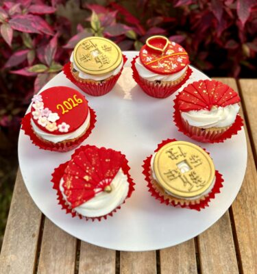 Pack de 6 cupcakes decorados en fondant por el Año Nuevo Chino 2026, con diseños de traje tradicional, abanicos, monedas y la frase 2026.