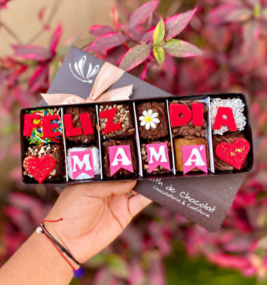 Caja vintage de 12 brownies Feliz Día Mamá con corazones