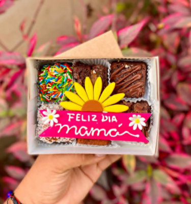 Mini brownies Feliz Día Mamá con fondant y margaritas